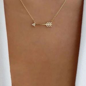 🌟🌟NEW🌟🌟BEAUTIFUL!! Horizontal Arrow Necklace in GOLD with tiny stones🌟🌟